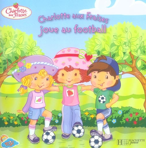 Charlotte aux fraises joue au football